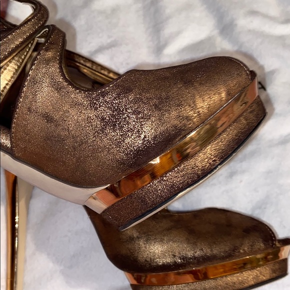 🚨2/$10‼️BcbgMaxAzria bronze heels - Picture 7 of 8